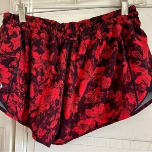 Lululemon Women Hotty Hot Short II 2.5” Carminetrue Red Black Floral Print 8 Reg